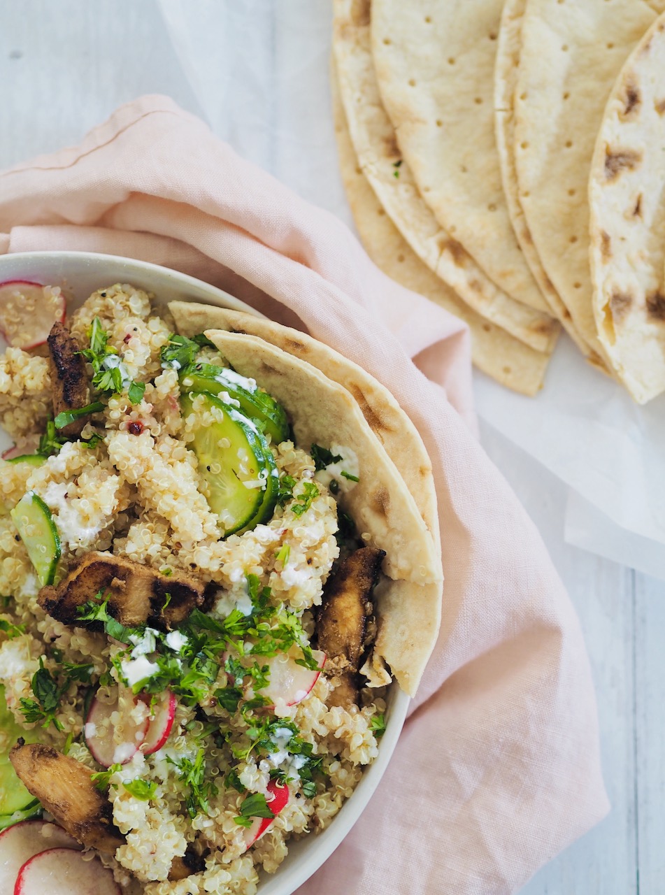 Quinoa mit Gurkensalat und Basilikum- Hühnerfleisch